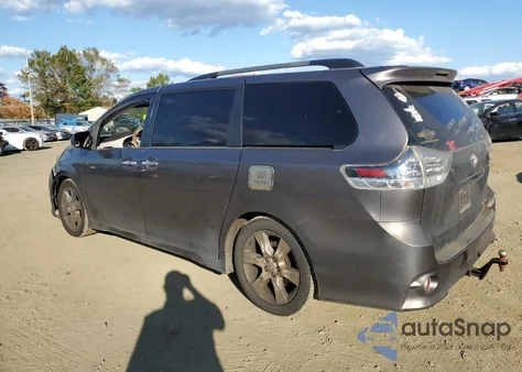 2013 Toyota Sienna Sport z USA, uszkodzony, nr VIN 5TDXK3DC8DS310754